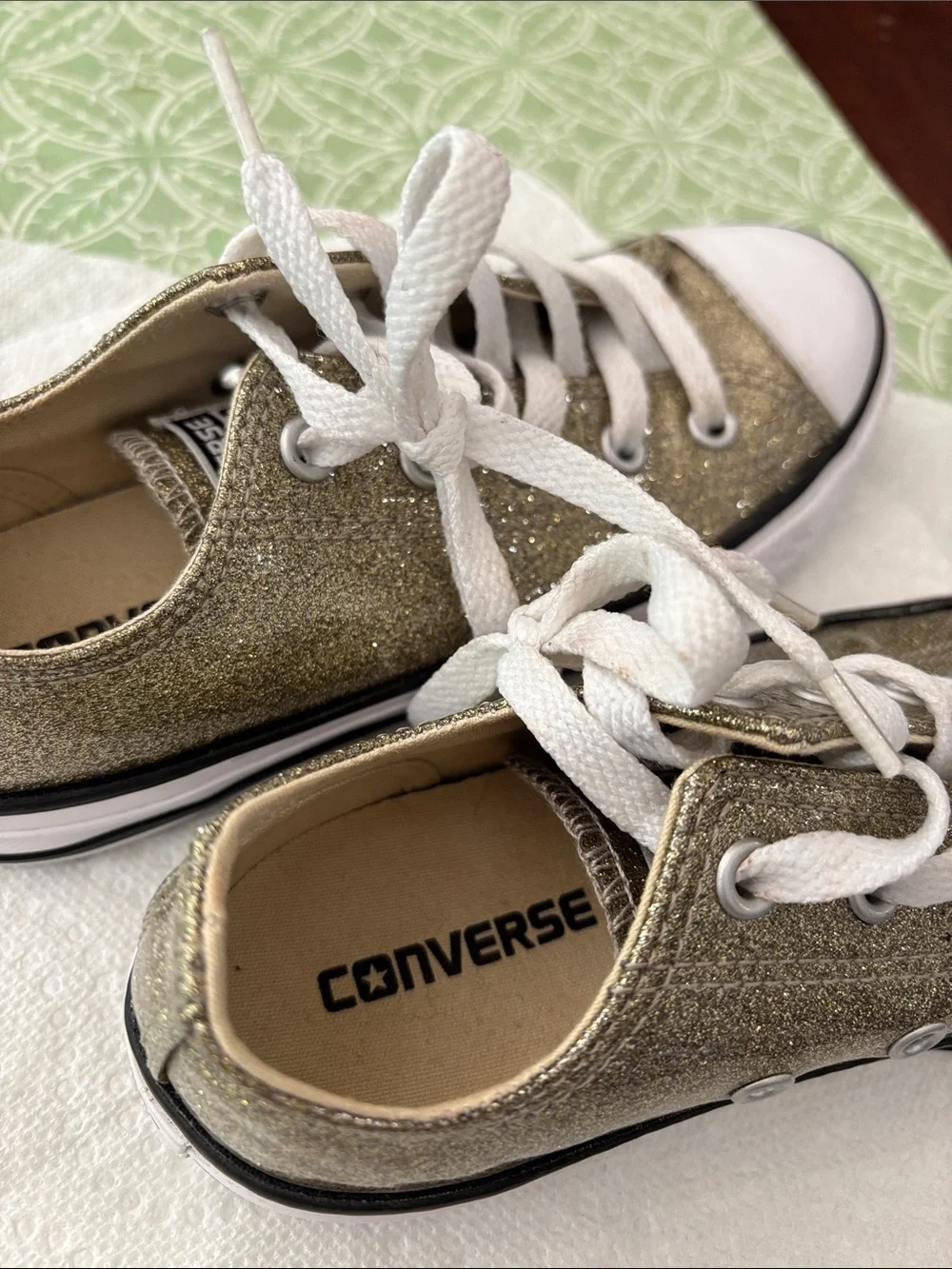 Converse girls Low-Top Glitter Canvas Sneakers in Gold